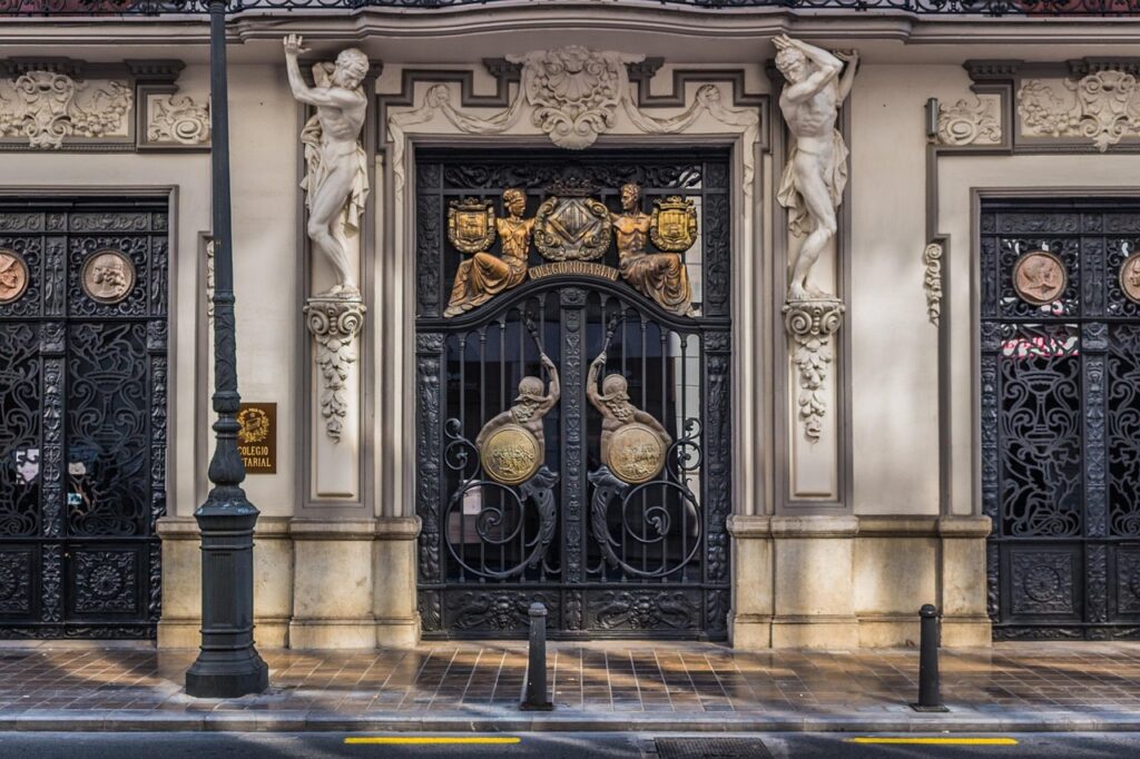 Spanish summer courses for teenagers aged 13-19 years in the Mediterranean city of Valencia. A balanced programme of Spanish lessons, fully supervised cultural activities and sports and full board accommodation offer a fun and safe location for teenagers.